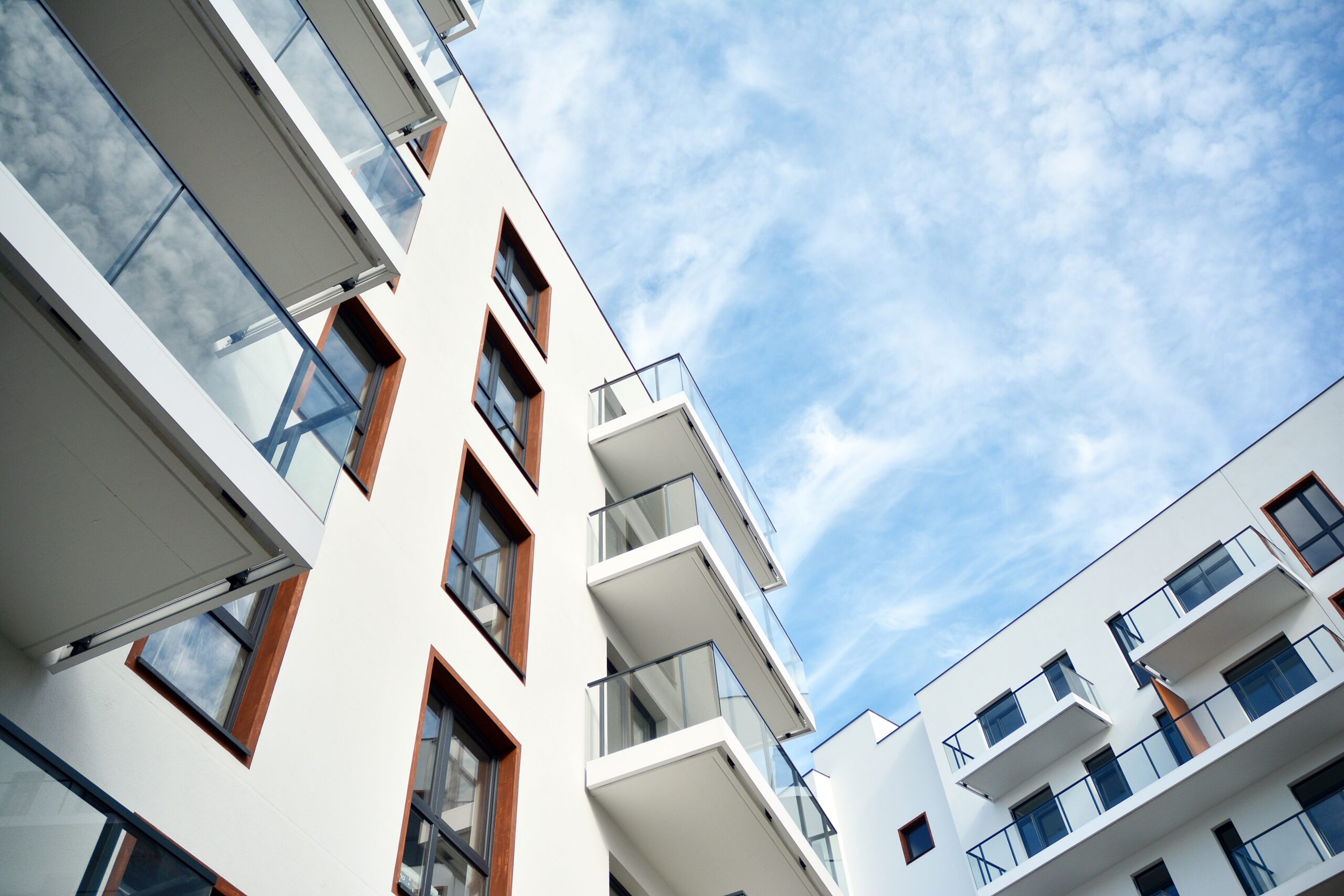 modernes-europaisches-wohnviertel-mit-mehrfamilienhausern-neues-mehrfamilienhaus-im-freien